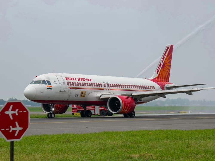 Air Indian Flight Delhi To CCU Delayed By 5 Hours Passengers Stranded | Air India Flight: 2.5 घंटे की फ्लाइट, 5 घंटे तक एयर इंडिया देता रहा एक ही जवाब