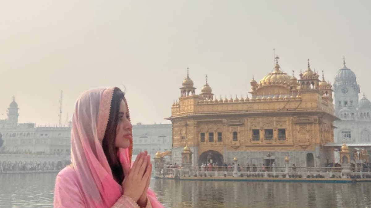 Uorfi Javed Visits Golden Temple With Sister Dolly In Salwar Suit, Fans Surprised