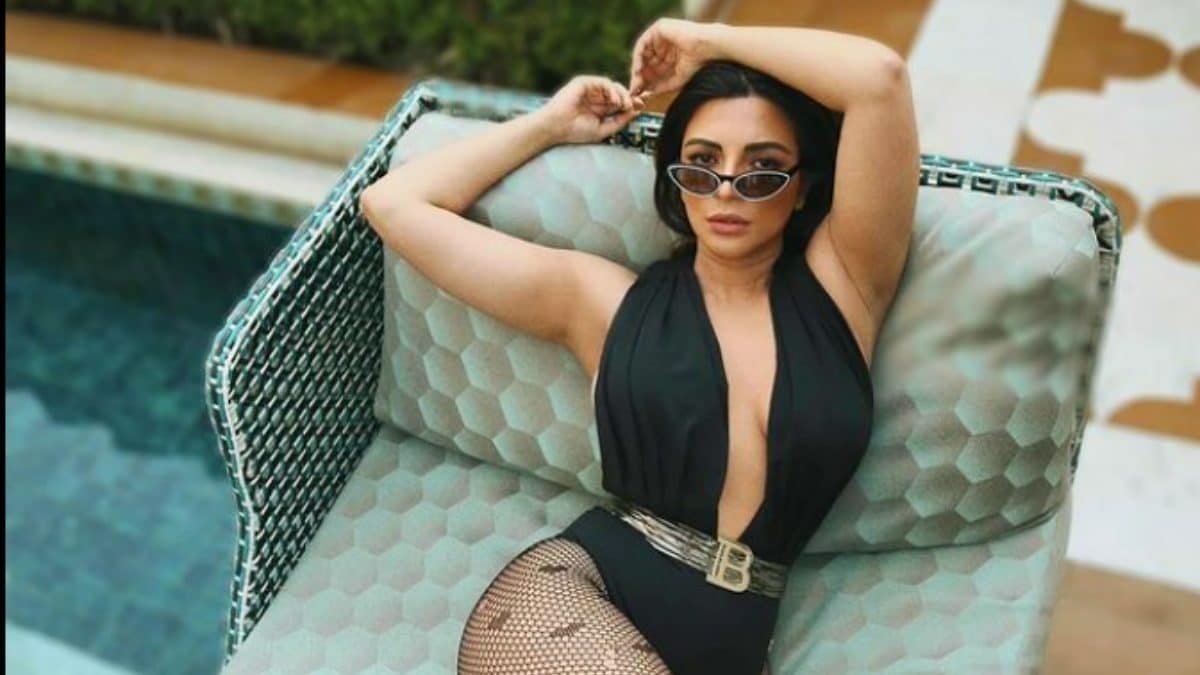 Sexy! Shama Sikander Lounges By Pool In Black Swimsuit With Plunging Neckline; See Hot Photo