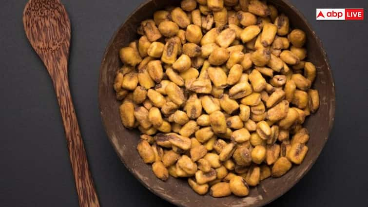 5 health benefits of snacking on roasted chana read full article in hindi